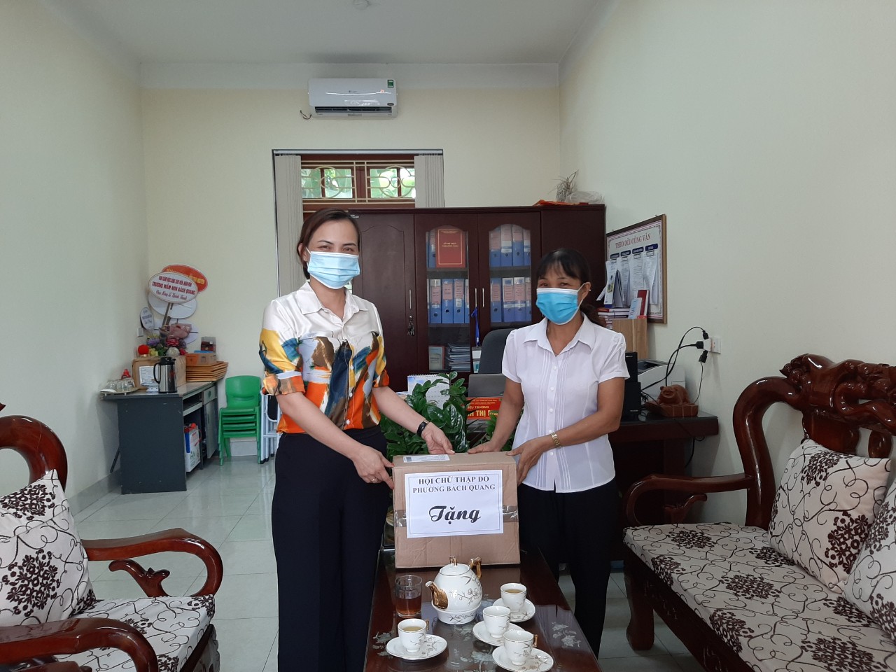 Hội Chữ thập đỏ phường Bách Quang tặng quà cho trường Mầm non