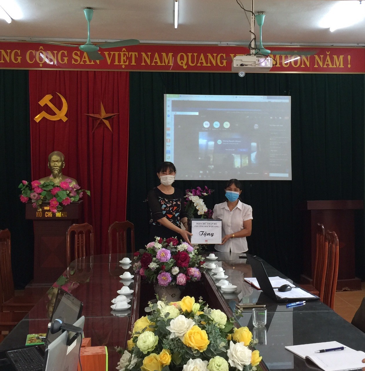 Hội Chữ thập đỏ phường Bách Quang thăm, tặng quà cho trường THCS Bách Quang