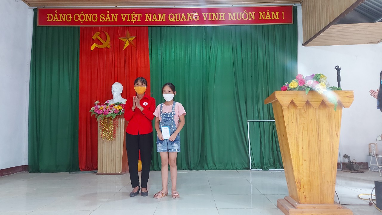 Hội Chữ thập đỏ tặng thẻ tiết kiệm cho cháu Hà Phương Linh 